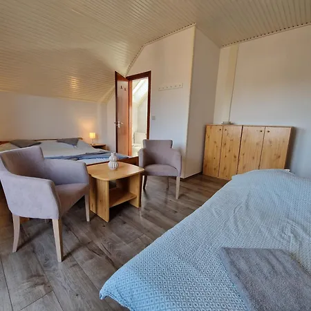 לינה וארוחת בוקר Balaton Panzio Fuered