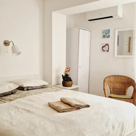 לינה וארוחת בוקר Balaton Panzio Fuered 3*