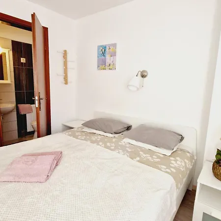 לינה וארוחת בוקר Balaton Panzio Fuered