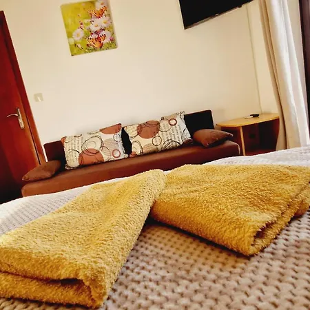 לינה וארוחת בוקר Balaton Panzio Fuered באלאטונפורד