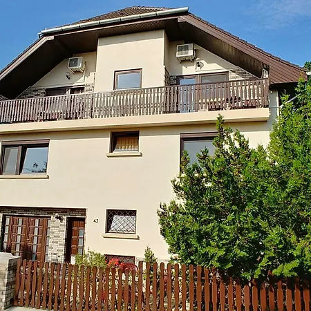 לינה וארוחת בוקר Balaton Panzio Fuered באלאטונפורד